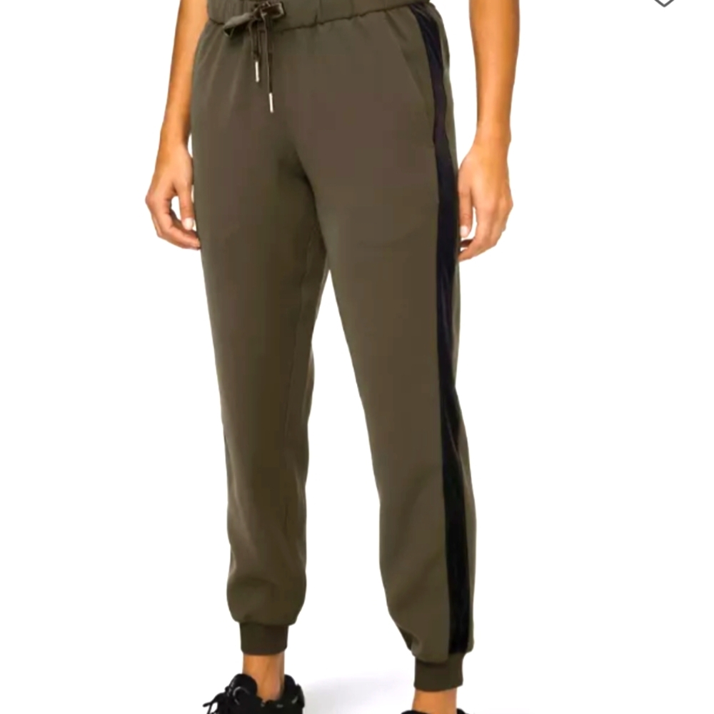 Lululemon Small On the Fly Jogger Velvet Trim Designed for On the Move